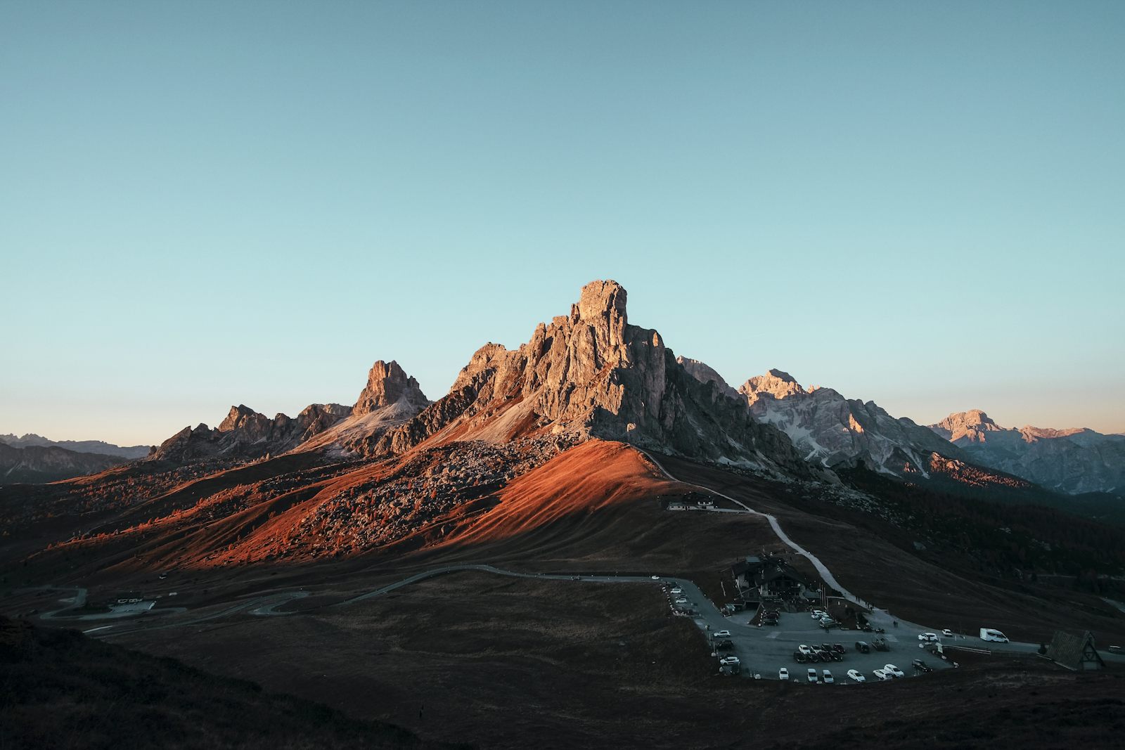 Massif alpin au lever du jour